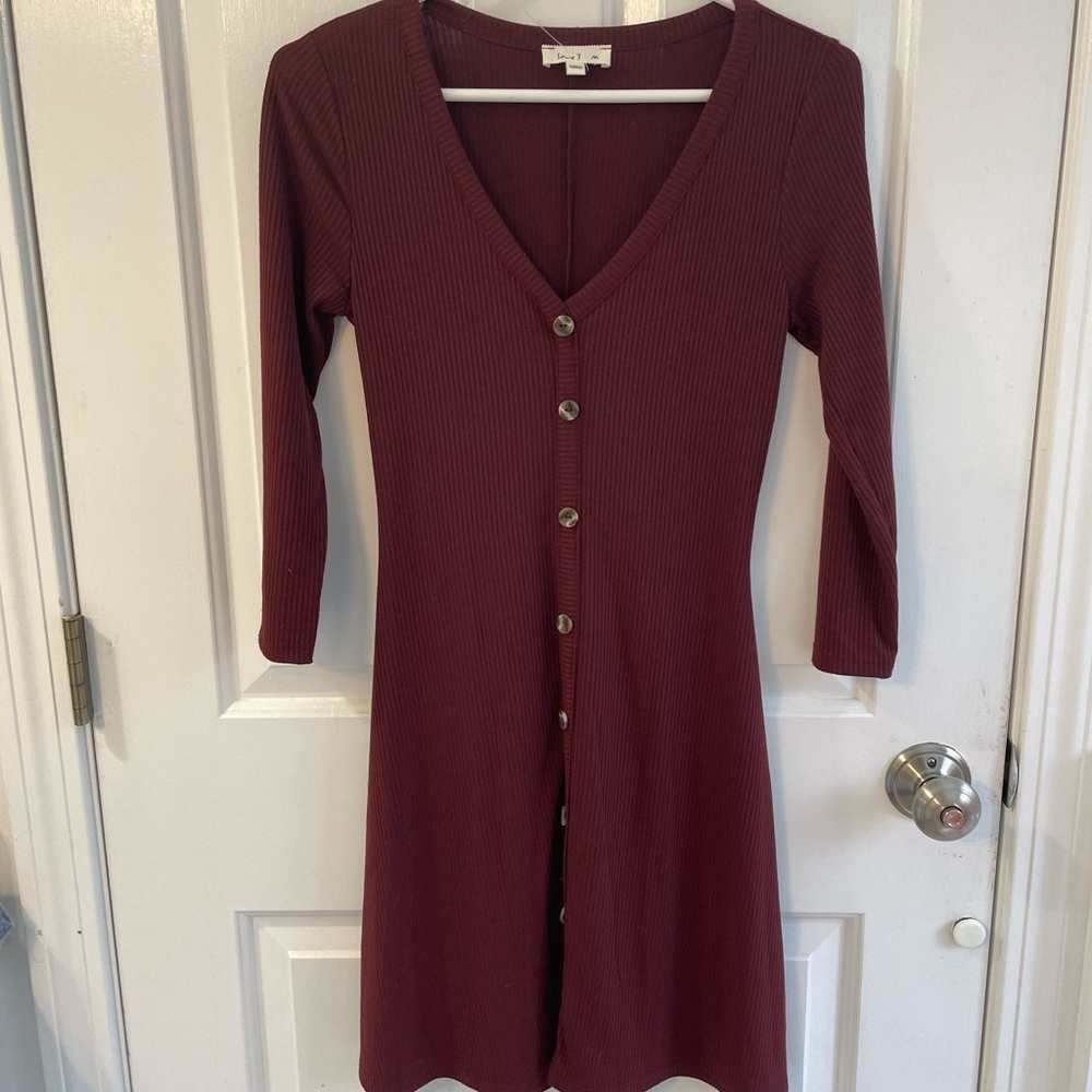 Juniors “Love J” dress, burgundy v-neck. Slim waist w/slightly flared bottom-EUC